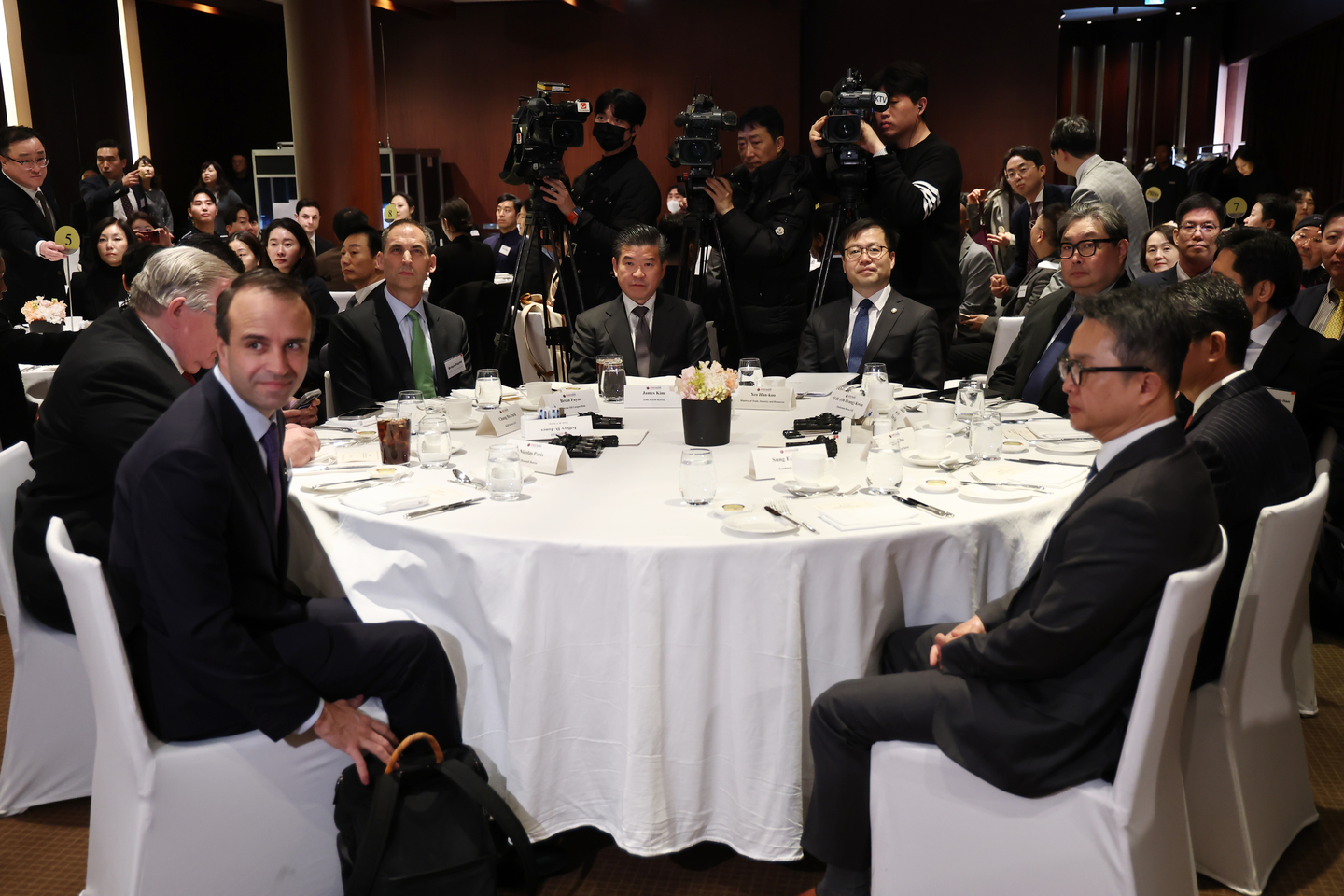 Trade Minister Yeo Han-koo and James Kim, chairman of the American Chamber of Commerce in Korea (AmCham), along with other guests, are at the luncheon held at the Grand Hyatt Seoul hotel in central Seoul on Feb. 12. [YONHAP]