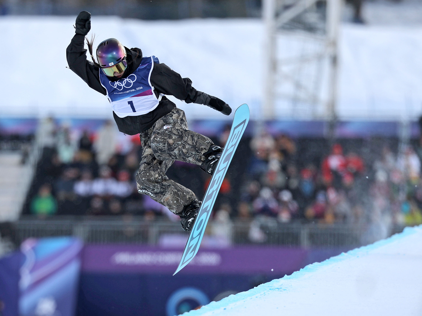 Choi Ga-on of Korea performs during the qualification of the women's halfpipe snowboard event at the Winter Olympics at Livigno Snow Park in Livigno, Italy, on Feb. 11.  [YONHAP] 