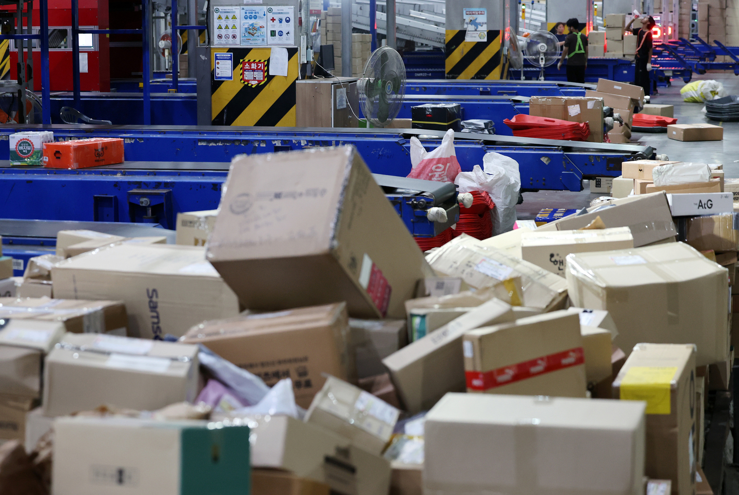 Parcels pile up at a logistics center in Seoul on Aug. 17, the final day of the courier industry’s designated delivery break. [YONHAP]