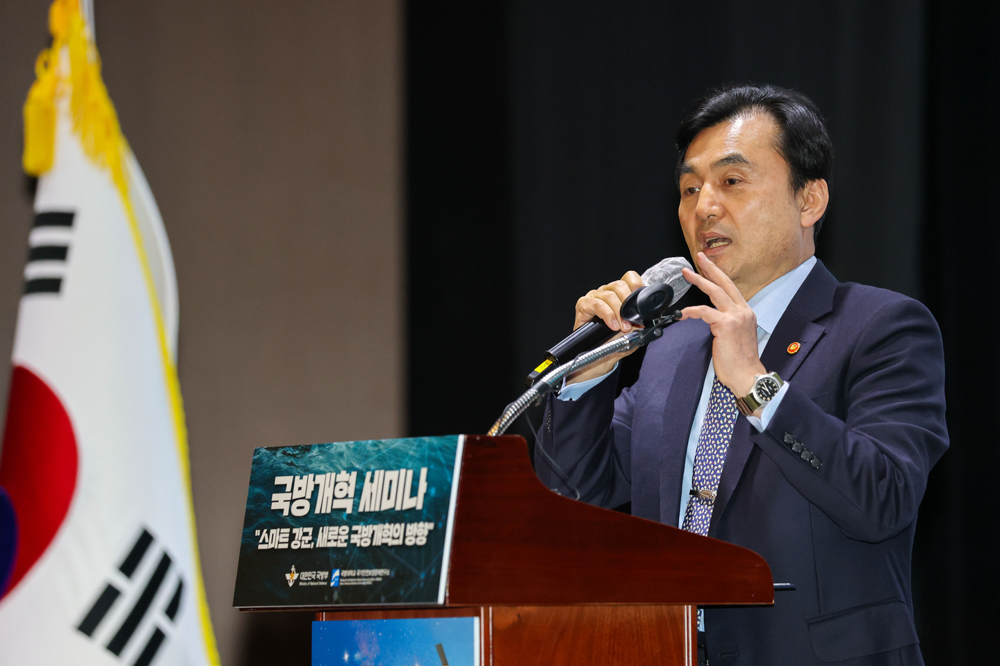 Defense Minister Ahn Gyu-back speaks during a seminar on military reform in this file photo from Feb. 4.  [YONHAP] 