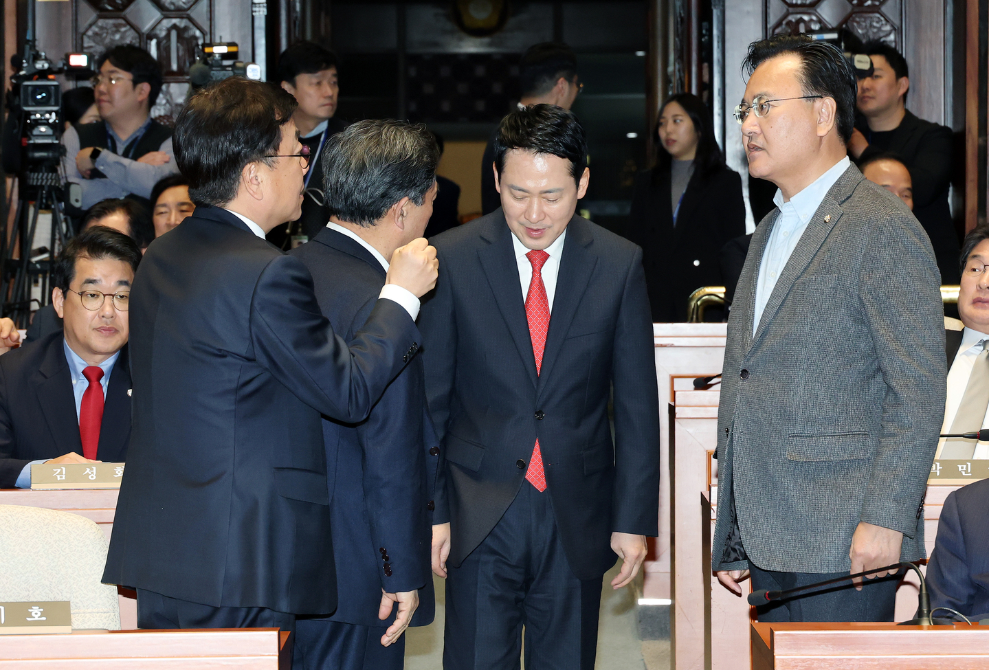People Power Party (PPP) leader Jang Dong-hyeok, second from right, walks into a general meeting of the PPP at the National Assembly in Yeouido, western Seoul on Feb. 12. [YONHAP]