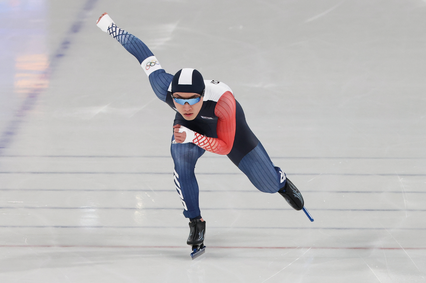 Koo Kyung-min of Korea competes in the men's 1,000-meter speed skating race at the Winter Olympics at Milano Speed Skating Stadium in Milan on Feb. 11.  [YONHAP]
