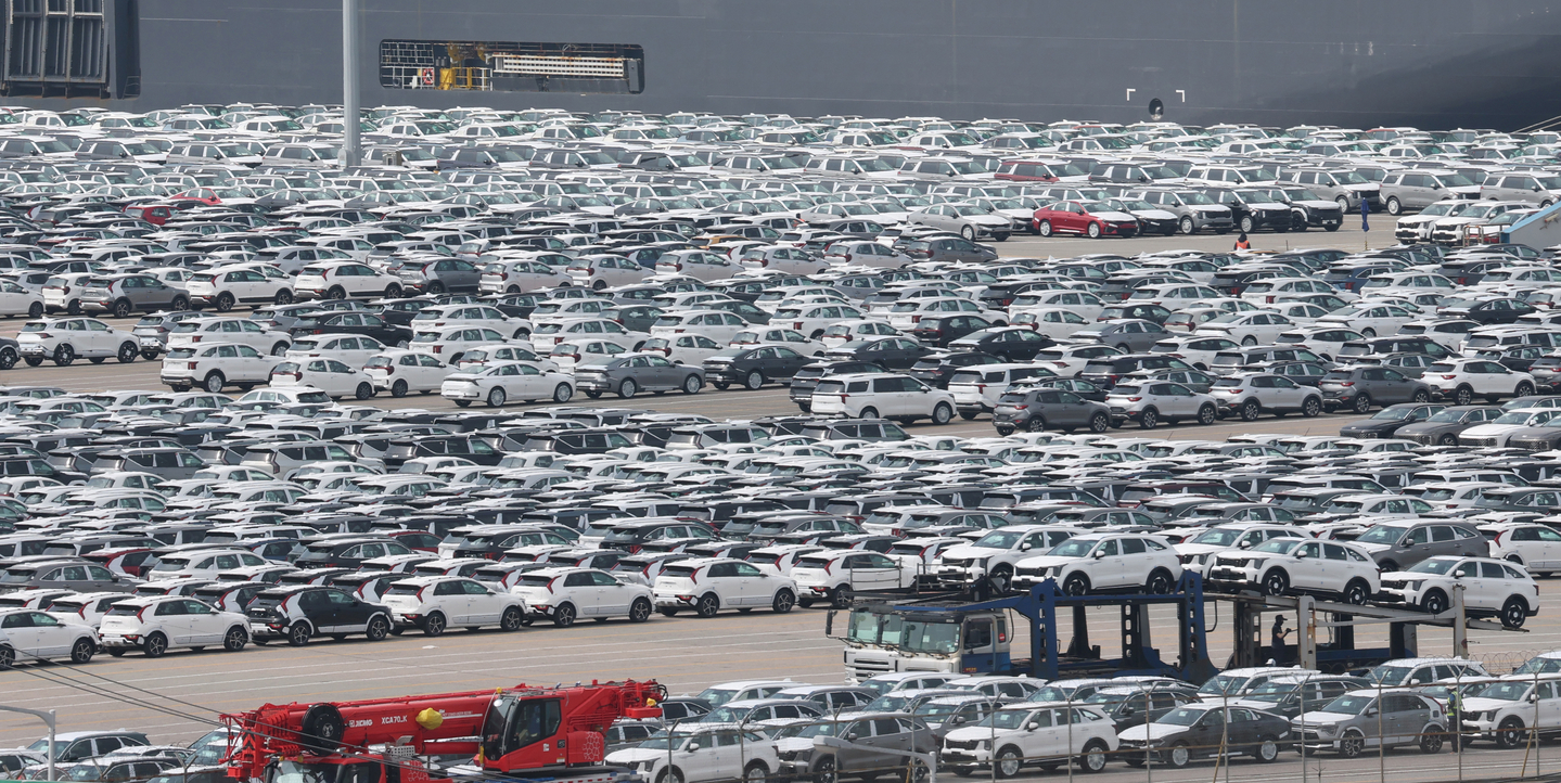 Vehicles for export are parked at Pyeongtaek Port in Pyeongtaek, Gyeonggi on May 20, 2025. [NEWS1]