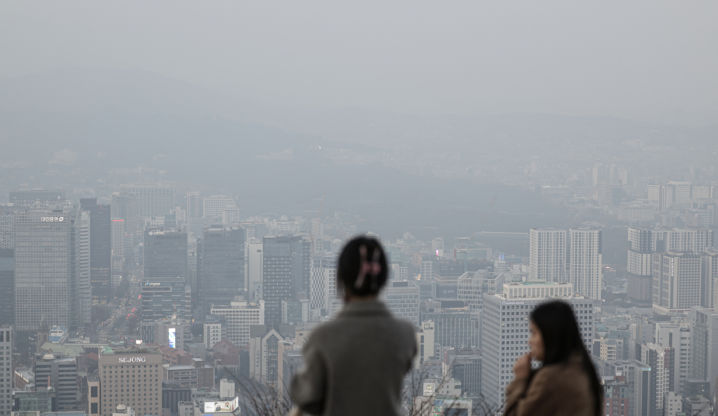 The city of Seoul appears hazy as seen from Mount Namsan in central Seoul on Nov. 24, 2025. [KIM KYOUNG-ROK]