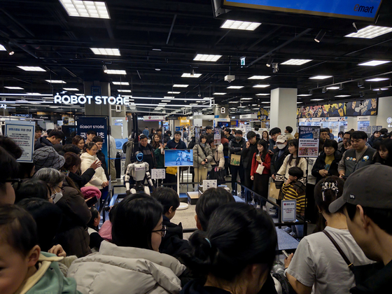 Customers gather up at the Robot Store in Emart Yeongdeungpo in western Seoul to watch Unitree's robot demonstration. [CHO YONG-JUN]