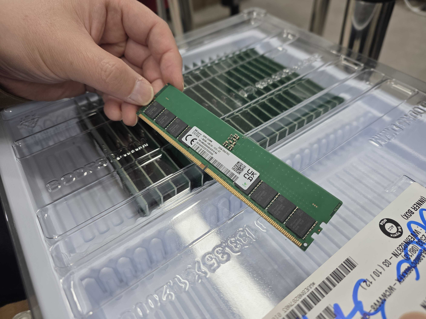Memory chips are displayed at a custom PC shop in Hapjeong-dong, western Seoul. [LEE GA-RAM]