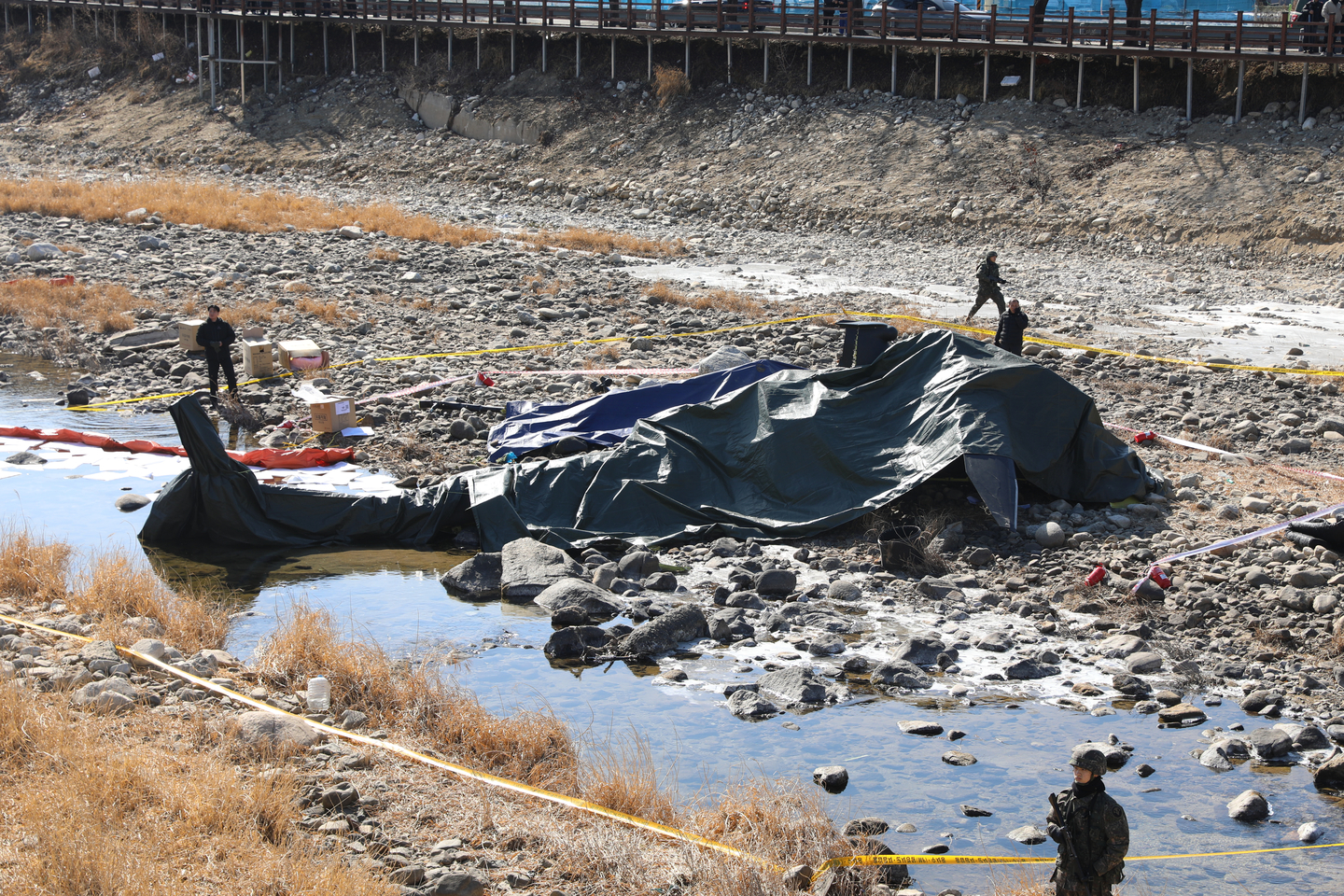 Military personnel examine the site of an AH-1S Cobra helicopter crash in Gapyeong, Gyeonggi, on Feb. 9. [YONHAP]