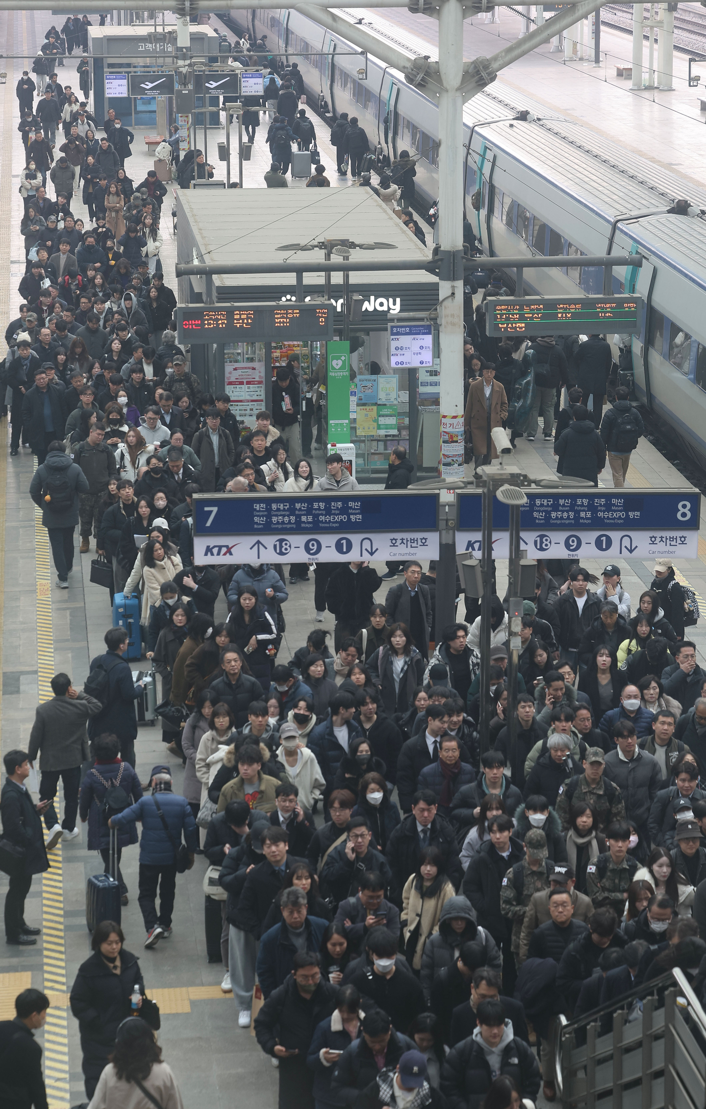 Passengers crowd around a staircase on a railway platform after disembarking from a train at Seoul Station on Feb. 12, as travel surges ahead of the five-day Lunar New Year holiday period that begins on Feb. 14.
