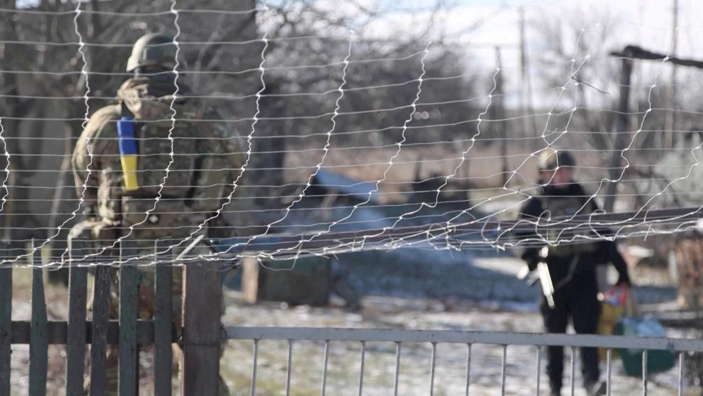 Ukrainian national police officers stand near an antidrone net during the evacuation of residents from the Tavriiske and Yurkivka villages in Ukraine's Zaporizhzhia region amid Russia's attack on Ukraine, in this screengrab from a video from Feb. 3. [REUTERS/YONHAP]