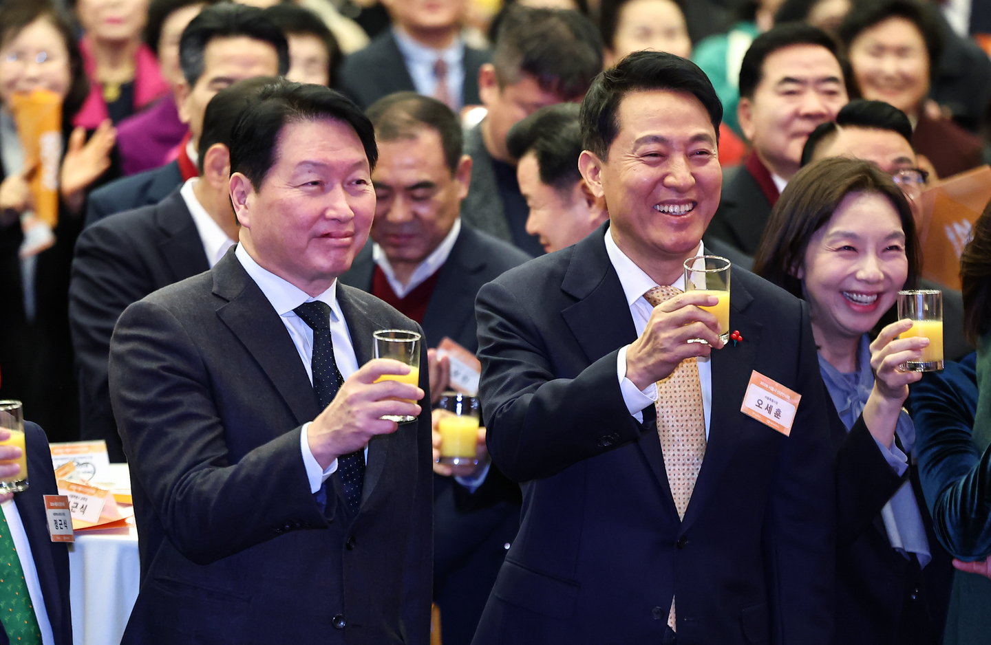 Seoul Mayor Oh Se-hoon, left, and Korea Chamber of Commerce and Industry Chairman Chey Tae-won make a toast during the 2026 New Year’s reception at the Korea Chamber of Commerce and Industry building in Jung District, central Seoul, on Jan. 7. [NEWS1]
