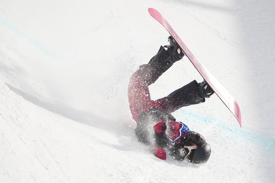 China's Liu Jiayu crashes during the women's snowboarding halfpipe qualifications at the 2026 Winter Olympics, in Livigno, Italy, on Feb. 11.  [AP/YONHAP]