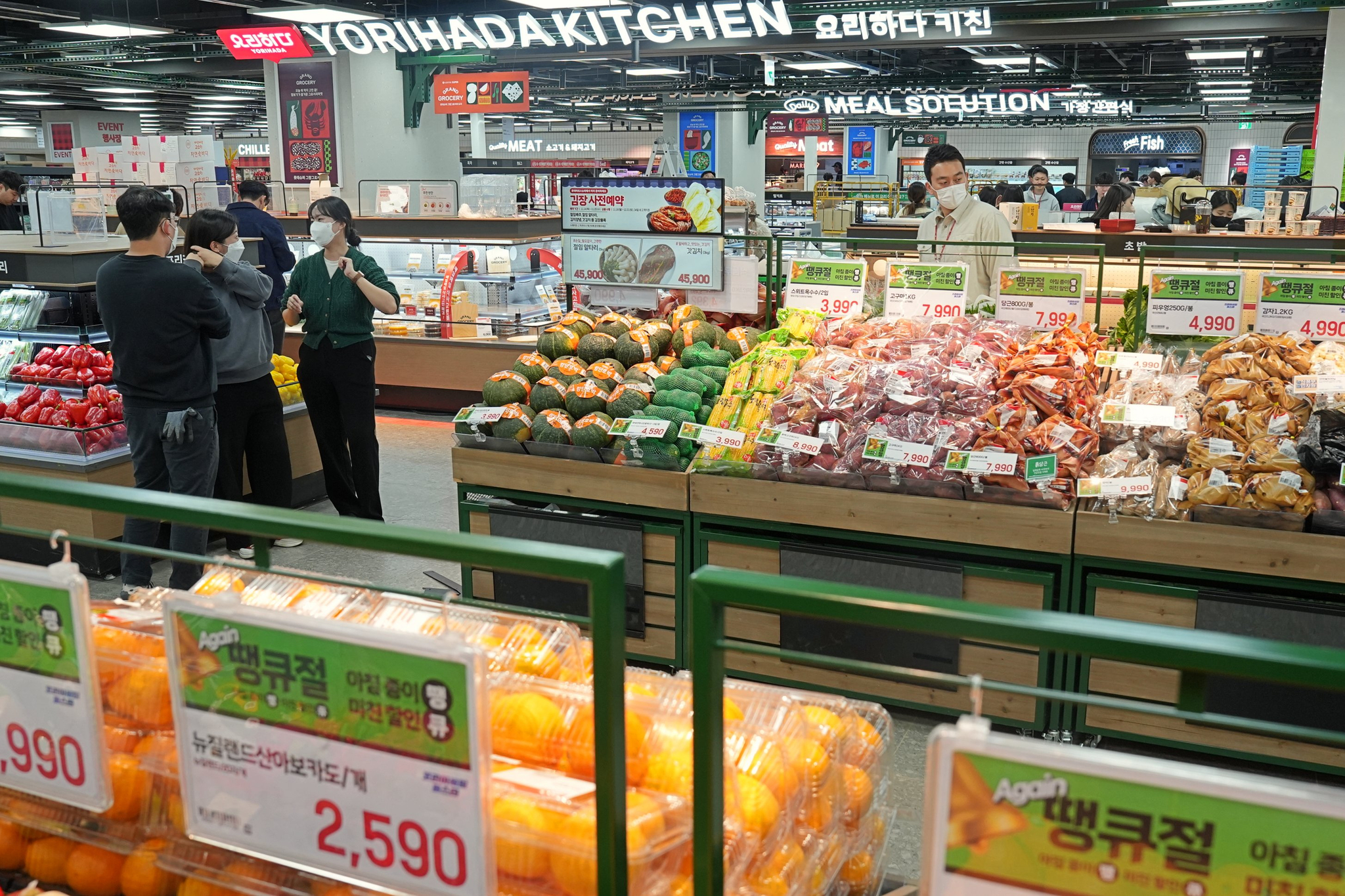 A view of the Dogok branch of Grand Grocery, Lotte Super’s first grocery-specialized store [LOTTE SHOPPING]