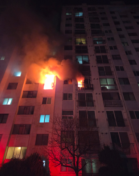 A fire erupts in an apartment building in Haeundae, Busan, on Feb 13. [BUSAN METROPOLITAN CITY FIRE AND DISASTER HEADQUARTERS]