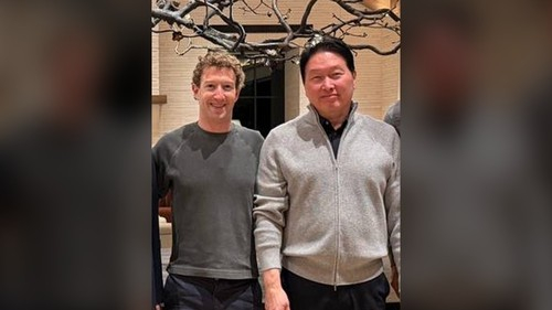 This photo, released by SK hynix on Feb. 13, shows SK Group Chairman Chey Tae-won, right, and Meta Chief Executive Officer Mark Zuckerberg. [YONHAP]