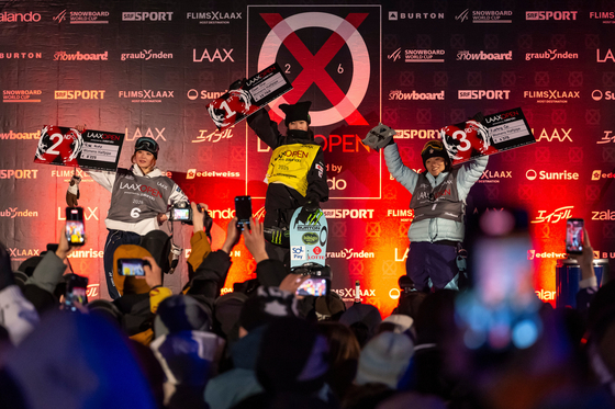  Choi Ga-on, center, second-placed Rise Kudo of Japan, left, and third-placed Xuetong Cai of China stand on the podium after the final run of the Snowboard Halfpipe World Cup at the Laax Open in Laax, Switzerland, on Jan. 18. [AP]