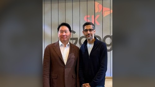 This photo, released by SK hynix on Feb. 13, shows SK Group Chairman Chey Tae-won, left, and Google Chief Executive Officer Sundar Pichai. [YONHAP]