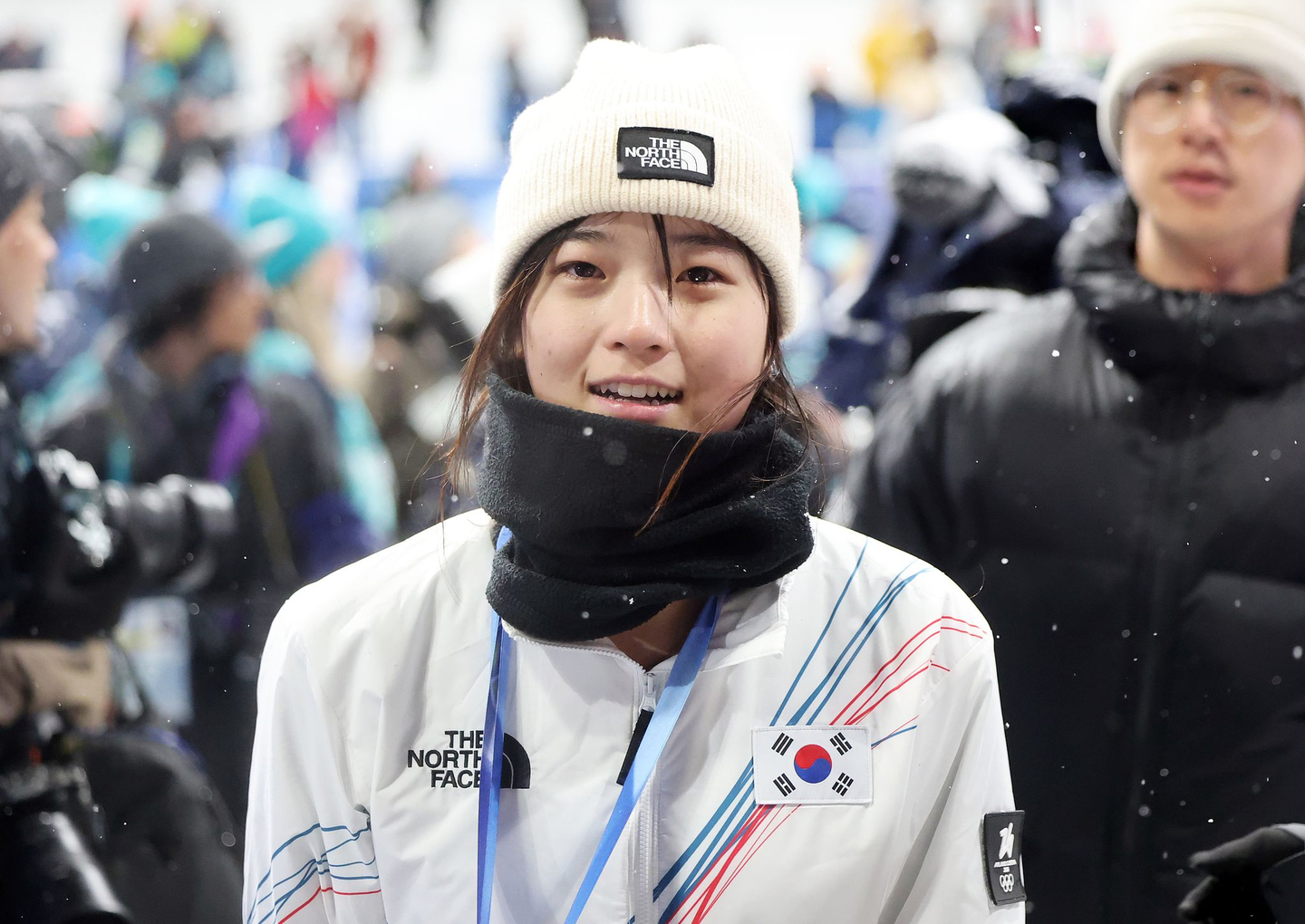 Choi Ga-on of Korea smiles after winning the gold medal in the women’s snowboard halfpipe final at the 2026 Milan-Cortina Winter Olympics on Feb. 12. [NEWS1]