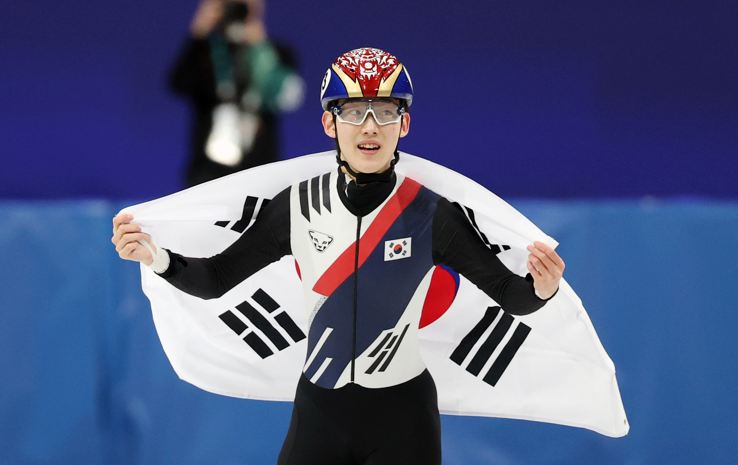 Rim Jong-un of Korea celebrates after winning the bronze medal in the men's 1,000-meter short track speed skating event at the Winter Olympics at Milano Ice Skating Arena in Milan on Feb. 12.  [YONHAP]