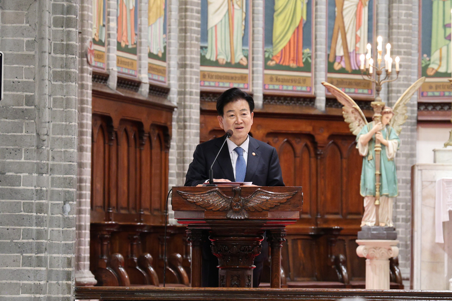 Unification Minister Chung Dong-young delivers a congratulatory message at a Mass for national reconciliation and unity at Seoul's Myeongdong Cathedral on Feb. 10. [CATHOLIC ARCHDIOCESE OF SEOUL]
