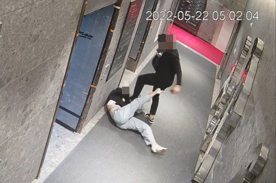 A CCTV footage shows a man kicking a woman in the head at her apartment building in Busan on May 22, 2022. He was sentenced to 20 years in prison for attempted murder and sexual assault. [JOONGANG ILBO] 