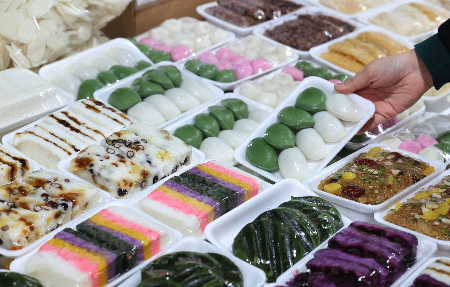 Rice cakes displayed at a stall at a traditional market in Mapo District, western Seoul, on Feb. 11, ahead of the Lunar New Year holiday [NEWS1]