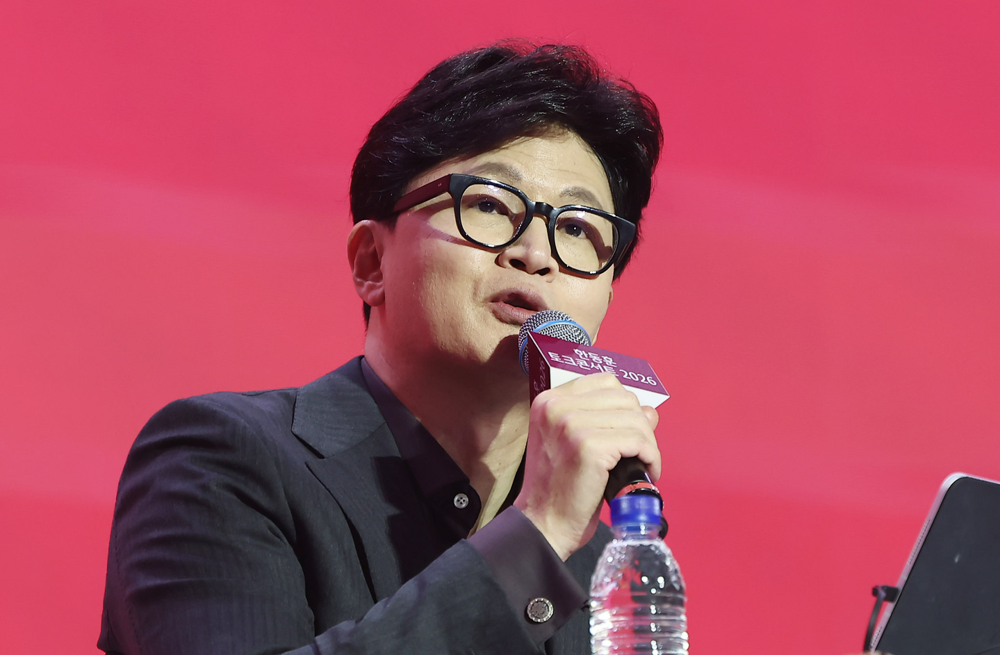 Former People Power Party leader Han Dong-hoon speaks at Jamsil Indoor Stadium in Songpa District, Seoul, on Feb. 8. [NEWS1]