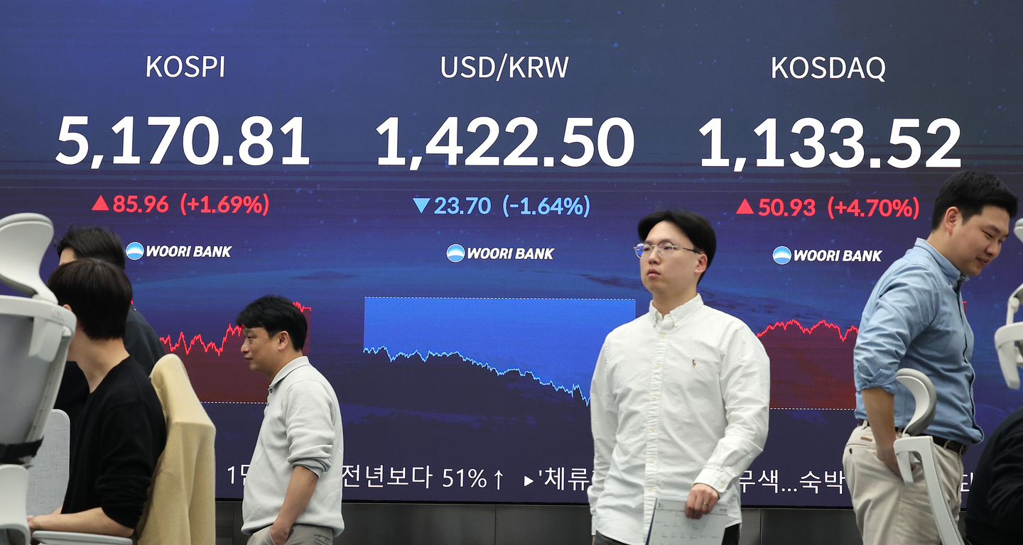 A financial data screen in the dealing room of Woori Bank in Seoul on Jan. 28. [YONHAP] 