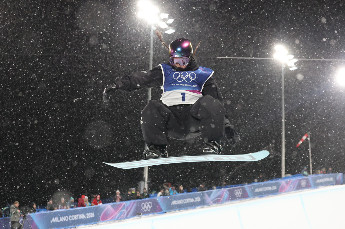Choi Ga-on competes in the women’s snowboard halfpipe final at the Milan-Cortina 2026 Winter Olympics held at the Livigno Snow Park in Italy on Feb. 12. [NEWS1]