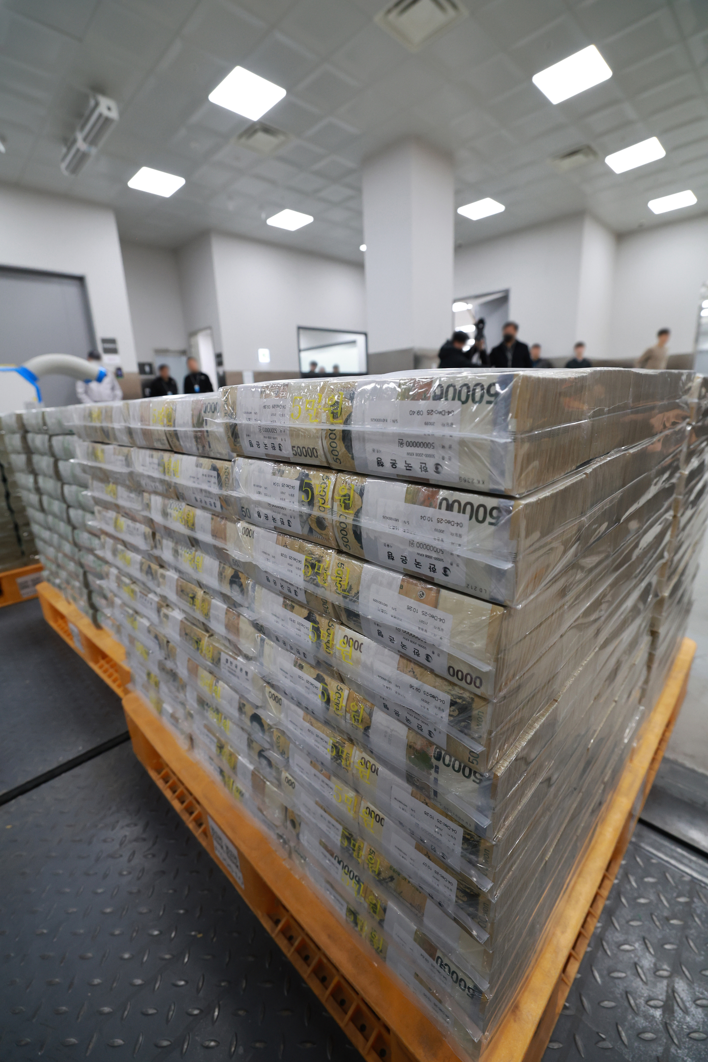 Employees check cash bundles at the headquarters of the Bank of Korea in Seoul, as the central bank releases a large amount of banknotes to commercial banks ahead of the Lunar New Year, on Feb. 11.  [YONHAP] 