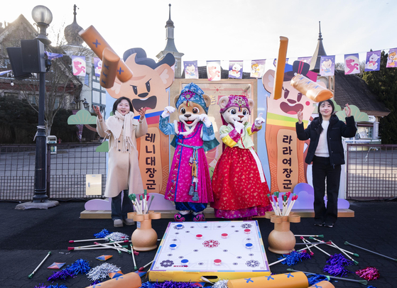 Visitors and employees to Everland, in Yonggin, Gyeonggi, pose for photos with Seollal-themed items. [EVERLAND]