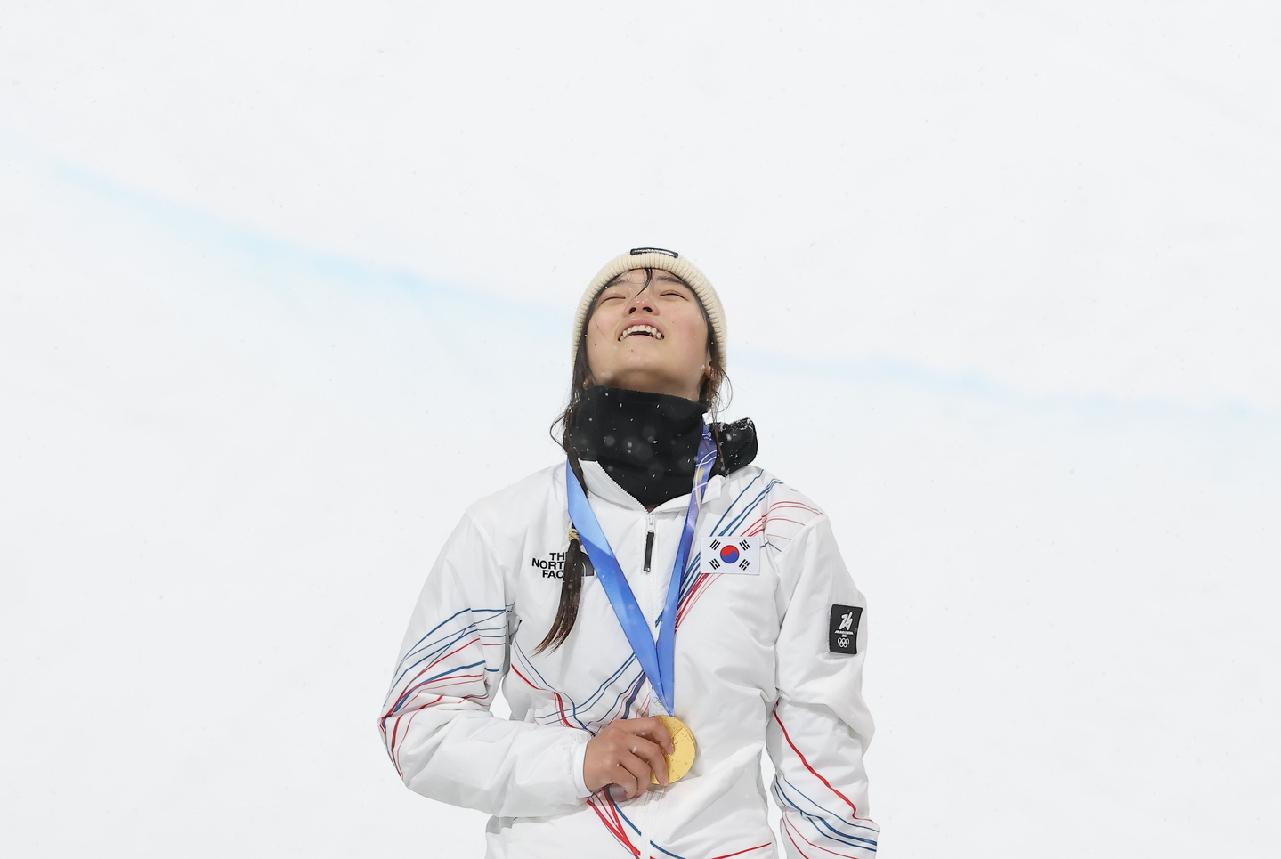 Choi Ga-on of Korea celebrates after winning the gold medal in the women’s snowboard halfpipe final at the 2026 Milan-Cortina Winter Olympics on Feb. 12. [YONHAP]