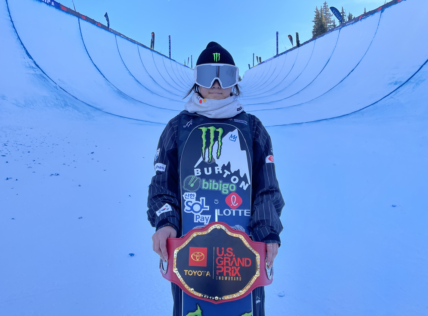 Choi Ga-on poses with her gold medal after the 2023-24 season of the International Ski Federation Snowboard World Cup's women's halfpipe race in Copper Mountain, Colorado, on Dec. 17, 2023. [ALL THAT SPORTS]