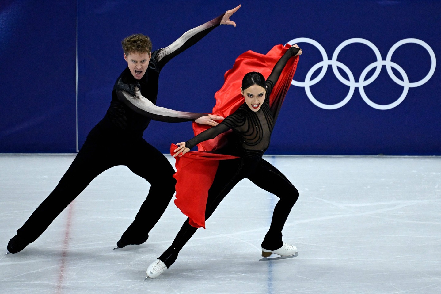 Madison Chock and Evan Bates of the United States compete in the figure skating ice dance-free dance final during the Milan-Cortina 2026 Winter Olympic Games at Milano Ice Skating Arena in Milan on Feb. 11. [AFP/YONHAP]