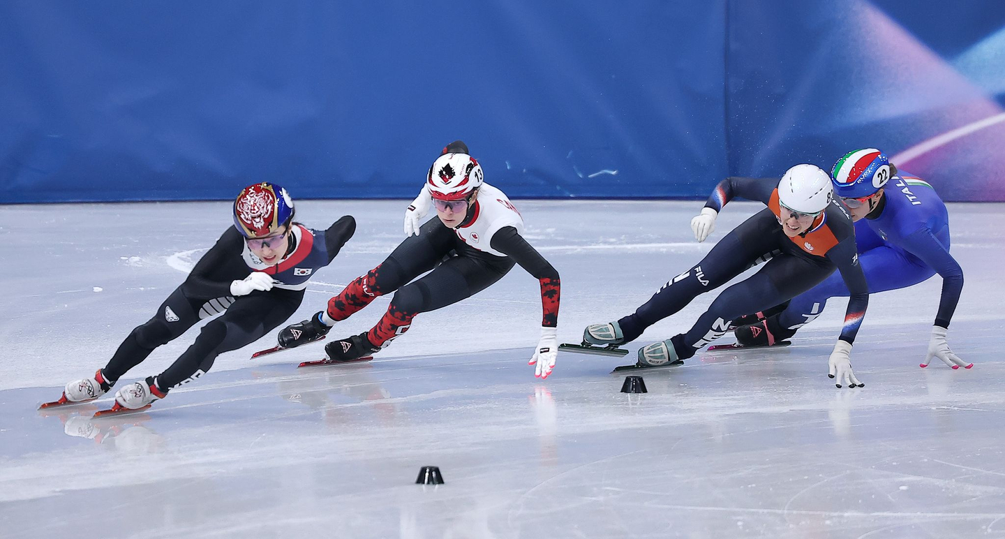 Short track speed skater Choi Min-jeong, left, races in the women’s 500-meter quarterfinal at the 2026 Milan-Cortina Winter Olympics at the Milano Ice Skating Arena in Milan, Italy, on Feb. 12. [NEWS1]
