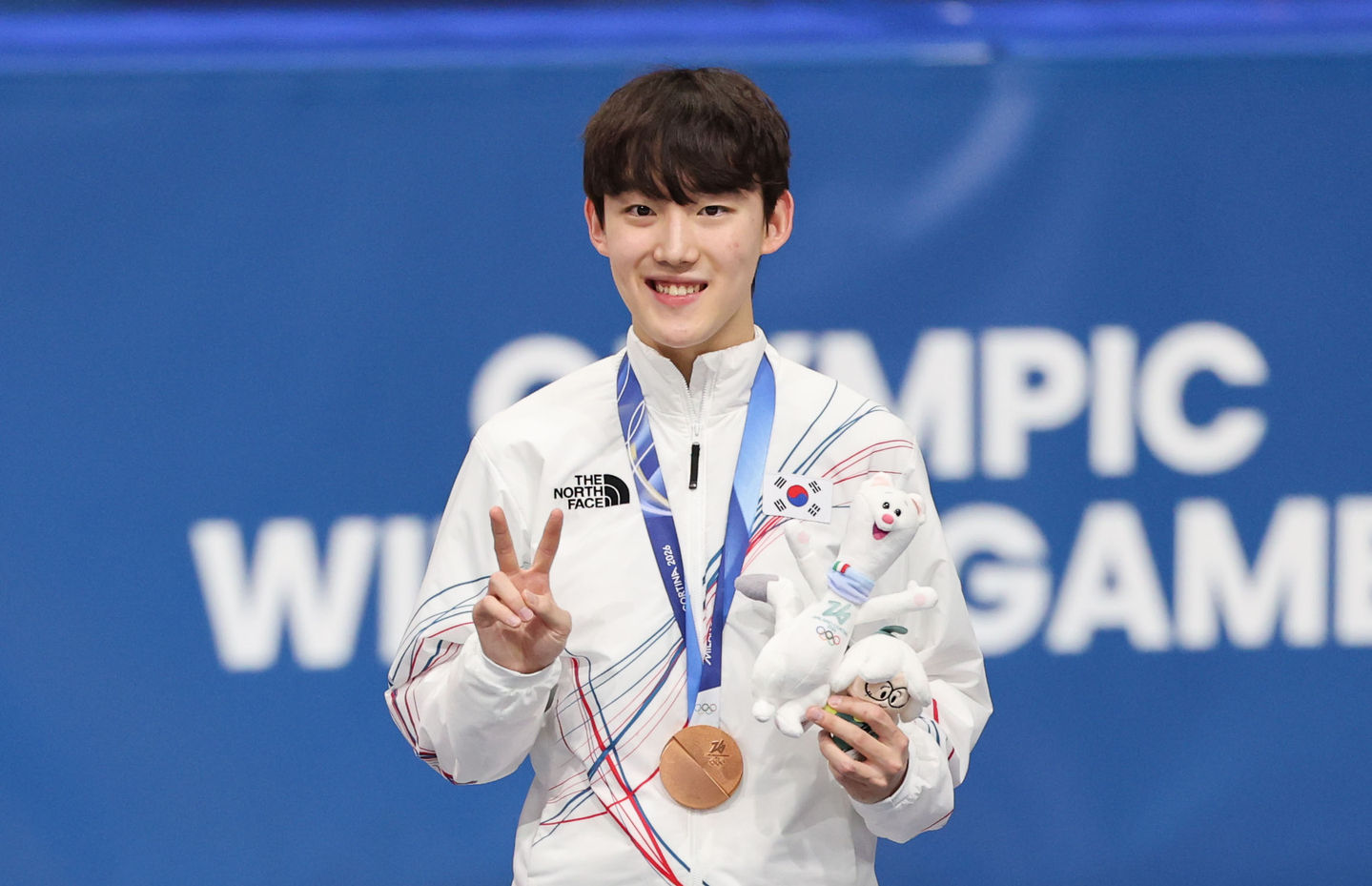 Rim Jong-un, who won the bronze medal in the men’s 1,000-meter short-track speed skating event, poses during the medal ceremony on Feb. 12 at the Milano Ice Skating Arena in Milan at the 2026 Milan-Cortina Winter Olympics. [KIM JONG-HO]