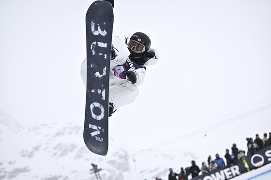 Choi Ga-on does a trick during the snowboard half-pipe competition at the FIS Snowboard, Freestyle and Freeski World Championships in St. Moritz, Switzerland, March 29, 2025. [AP/YONHAP] 