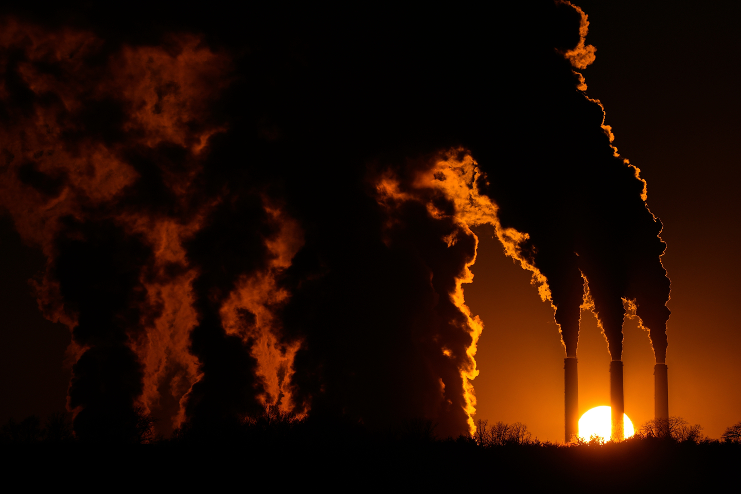 The Jeffrey Energy Center coal-fired power plant operates at sunset near Emmett, Kansas, on Jan. 3. [AP/YONHAP]