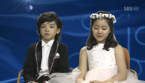 Cha Jun-hwan, left, and Jin Jee-hee, actress, are interviewed in an SBS figure skating survival show in 2011. [SCREEN CAPTURE]