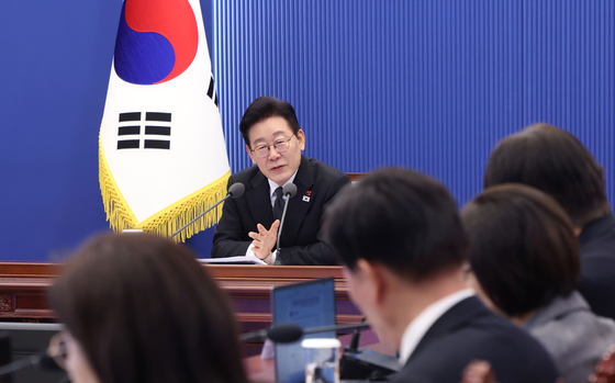  President Lee Jae Myung speaks at a meeting with his senior secretaries at the Blue House in central Seoul on Feb. 12. [JOINT PRESS CORPS]