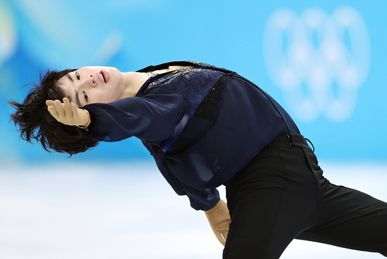 Cha Jun-hwan performs the Ina Bauer element during his free skate program at the 2022 Winter Olympics in Beijing on Feb. 10, 2022. [YONHAP]