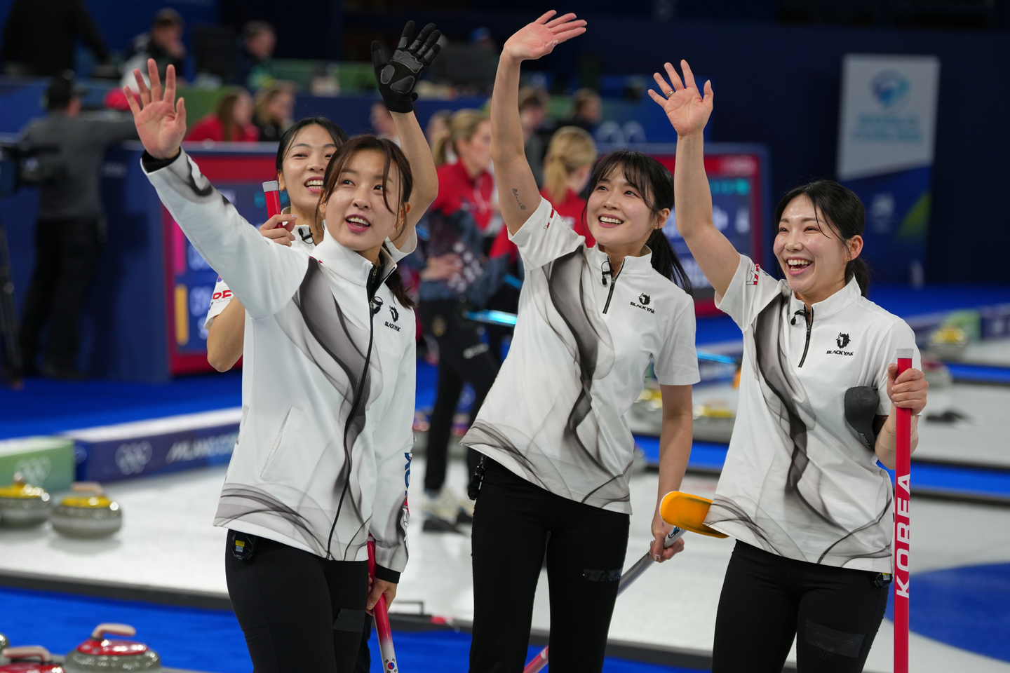 South Korea's Kim Su-ji, Seol Ye-eun, Gim Eun-ji and Kim Min-ji wave to the crowd during the women's curling round robin session against Britain at the 2026 Winter Olympics in Cortina d'Ampezzo, Italy, on Feb. 13. [AP/YONHAP]