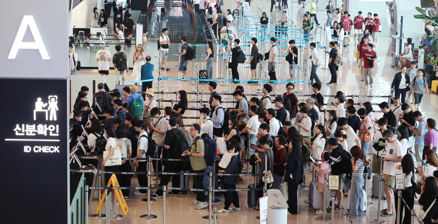 People line up at Gimpo International Airport in western Seoul on July 25, 2025. [YONHAP] 
