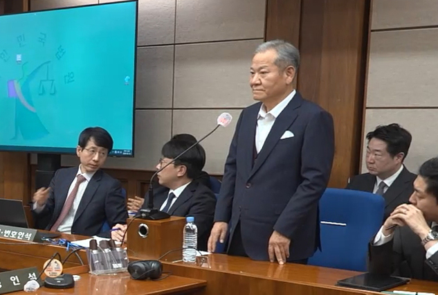 Former Interior Minister Lee Sang-min, center, attends his trial on charges of playing a key role in the martial law imposition at the Seoul Central District Court in southern Seoul on Feb. 12. [YONHAP] 