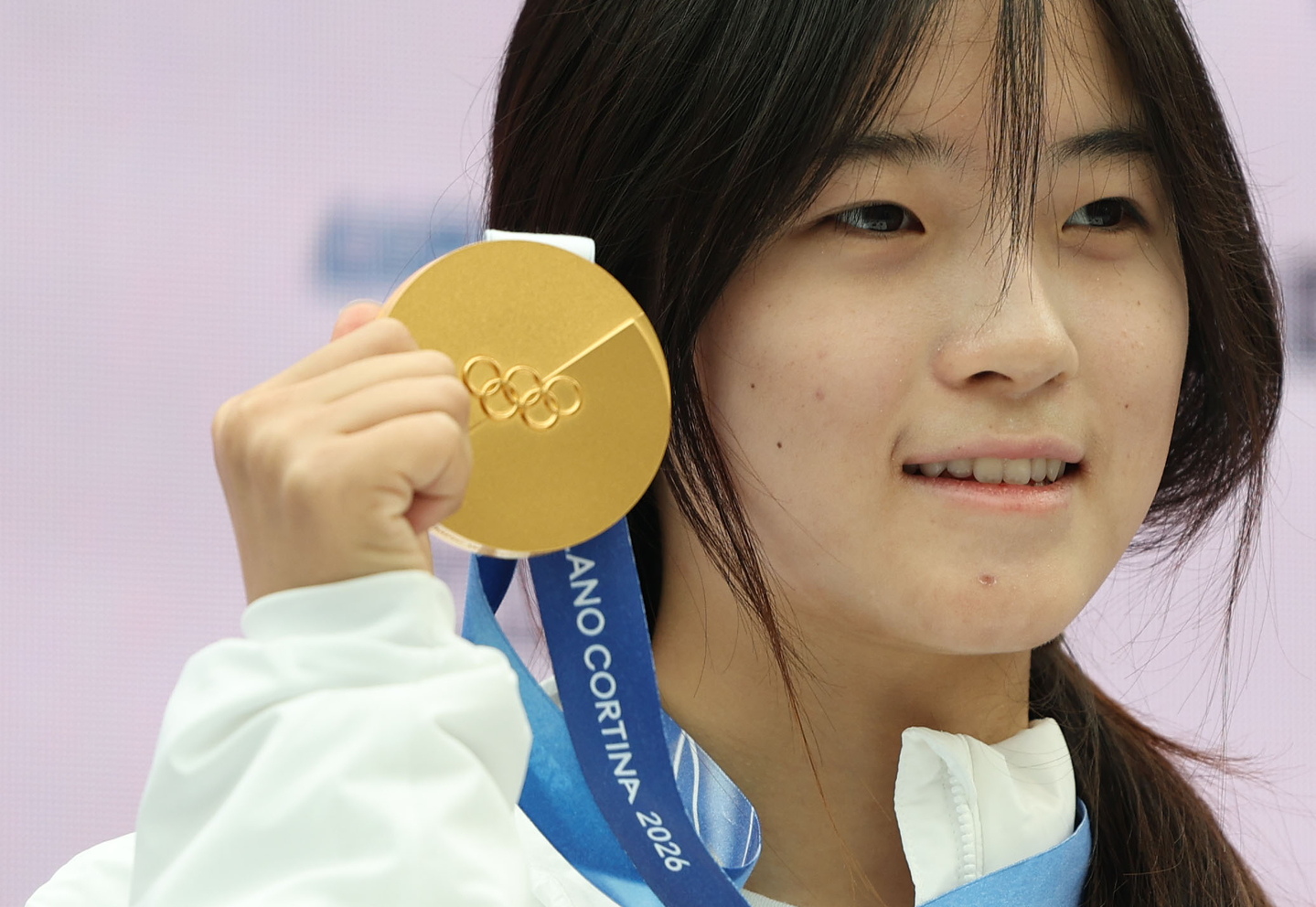 Choi Ga-on, gold medalist in the women’s snowboard halfpipe, poses for a photo with her gold medal during a press conference at the Korea House set up at Villa Necchi Campiglio in Milan on Feb. 14. [YONHAP]