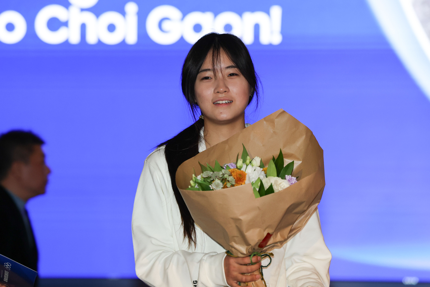Choi Ga-on, gold medalist in the women’s snowboard halfpipe, receives a bouquet at the Samsung House at Palazzo Serbelloni in Milan on Feb. 14. [KIM JONG-HO]