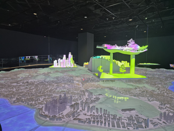 A model of Nodeul Global Art Island, one of Seoul’s major future projects, is displayed in Exhibition Hall 1 of the Seoul Gallery in central Seoul on Feb. 11. [CHO JUNG-WOO]