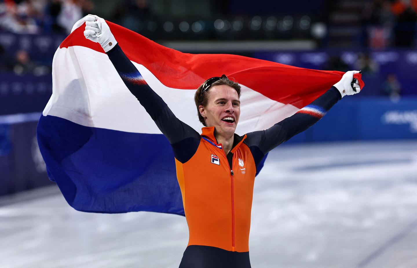 Jens van 't Wout of the Netherlands celebrates after winning the gold medal in the men's short track speed skating 1500-meter final at the 2026 Winter Olympics in Milan on Feb. 14.  [REUTERS/YONHAP]