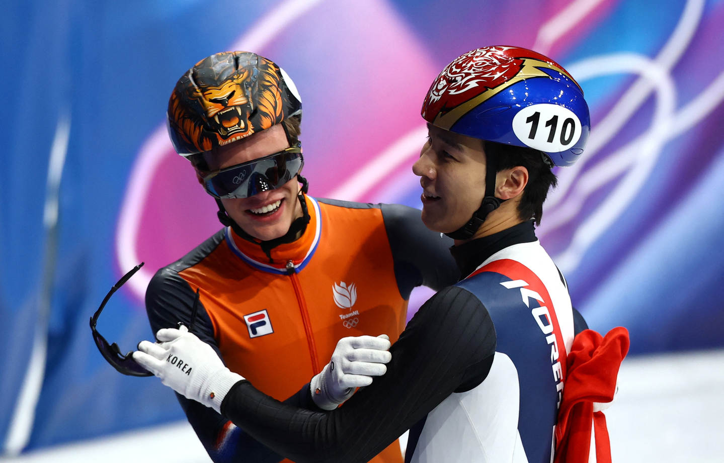 Jens van 't Wout of the Netherlands celebrates after winning the gold medal with silver medallist Hwang Dae-heon of Korea after the men's short track speed skating 1500-meter final at the 2026 Winter Olympics in Milan on Feb. 14.  [REUTERS/YONHAP]