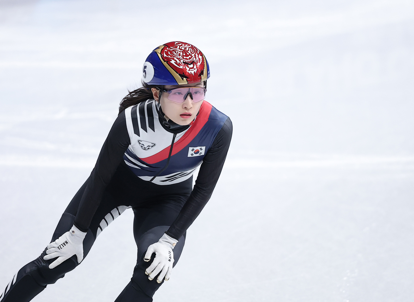 Korea’s Choi Min-jeong checks the results after finishing first in her heat to advance to the quarterfinals of the women’s 1,000-meter at the Milan Ice Skating Arena during the Milan-Cortina 2026 Winter Olympics in Milan on Feb. 14. [YONHAP]