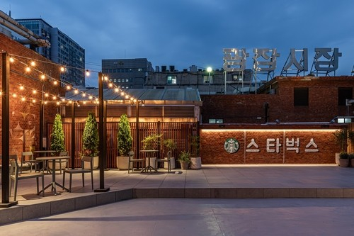The rooftop of Starbucks Korea's latest Special Store branch at Gwangjang Market in Seoul, which opened May 29, 2025.  [YONHAP] 